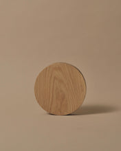 Load image into Gallery viewer, Small round chopping board in Oak