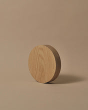 Load image into Gallery viewer, Small round chopping board in Oak